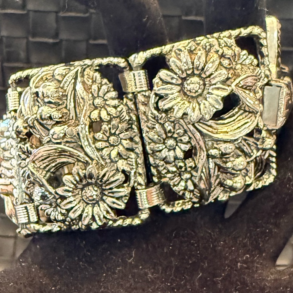 Vintage Sarah Coventry Antique Garden Wide Floral 6 Panel Bracelet 8” end to end